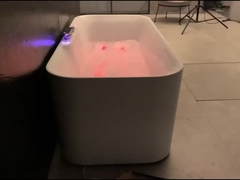Une baignoire ergonomie à LED avec coussin intégré