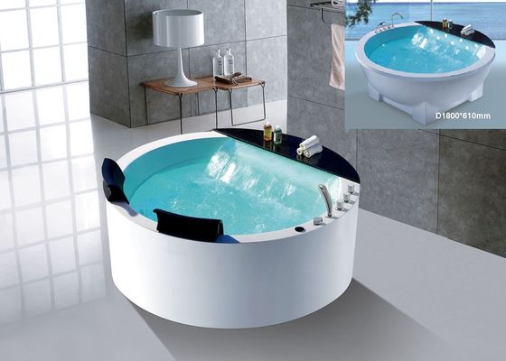 Une baignoire de massage en acrylique ronde de 1500 mm avec aromathérapie