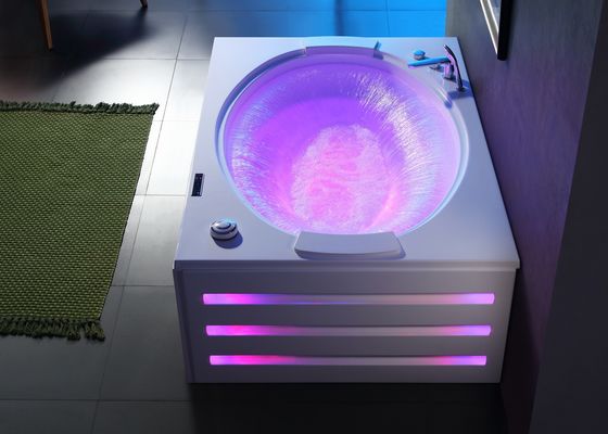 Une baignoire rectangulaire moderne avec cascade ovale et double baignoire