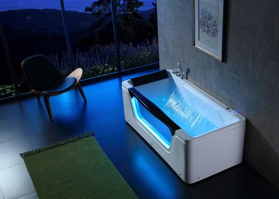 Une baignoire à bulles extérieure pour 3 personnes avec un verre LED avant et un bain profond