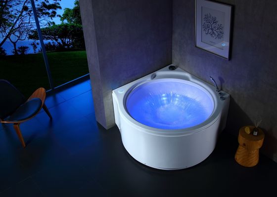 Une baignoire acrylique avec cascade circulaire