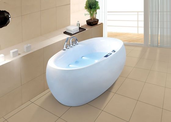 Une baignoire en forme d'oeuf en acrylique à immersion unique