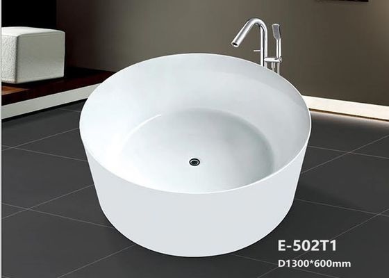 Une baignoire à trempette debout avec barre d'appui