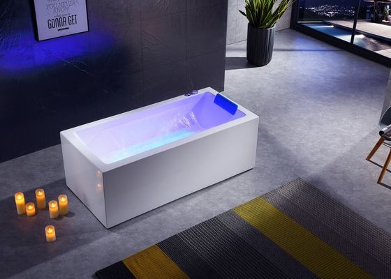 Une baignoire de massage en acrylique avec support lombaire