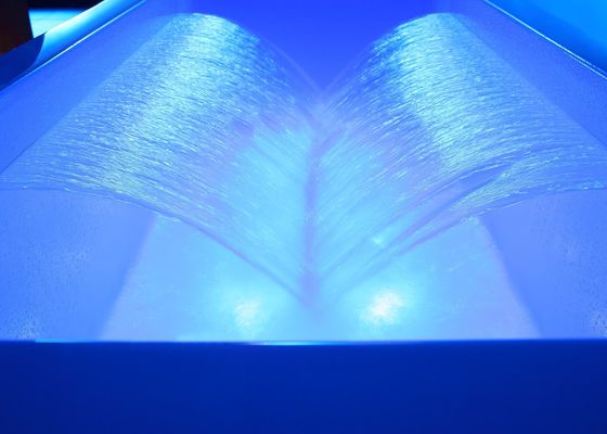Une baignoire de massage en acrylique avec support lombaire