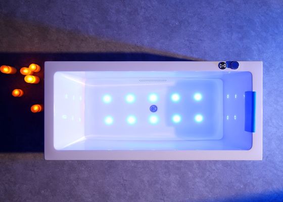 Une baignoire de massage en acrylique avec support lombaire