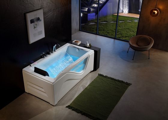 Une baignoire avec cascade pour une simple immersion
