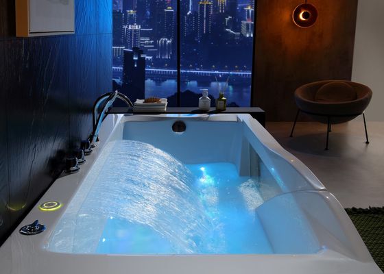 Une baignoire avec cascade pour une simple immersion