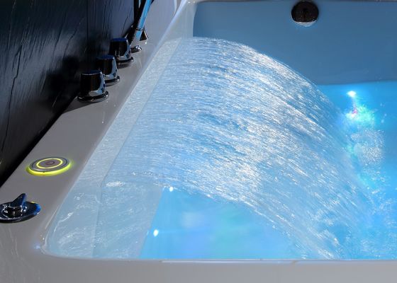 Une baignoire avec cascade pour une simple immersion