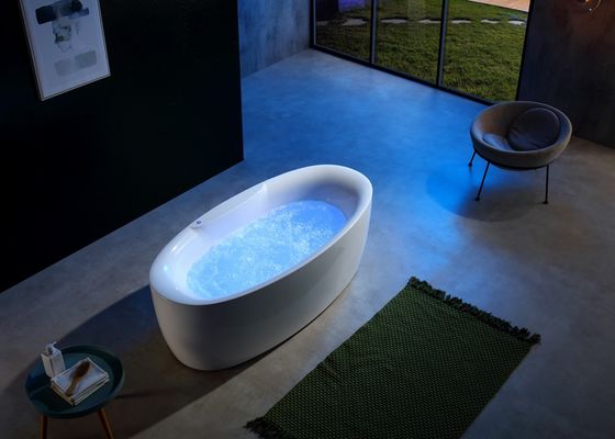 Une baignoire avec une lumière LED pour les bains à bulles