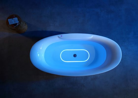 Une baignoire avec une lumière LED pour les bains à bulles