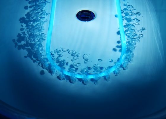 Une baignoire avec une lumière LED pour les bains à bulles