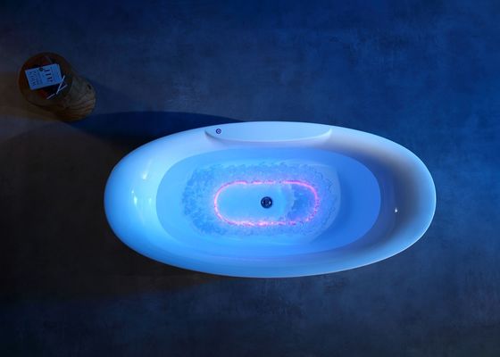 Une baignoire avec une lumière LED pour les bains à bulles