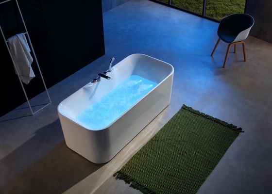Une baignoire ergonomie à LED avec coussin intégré