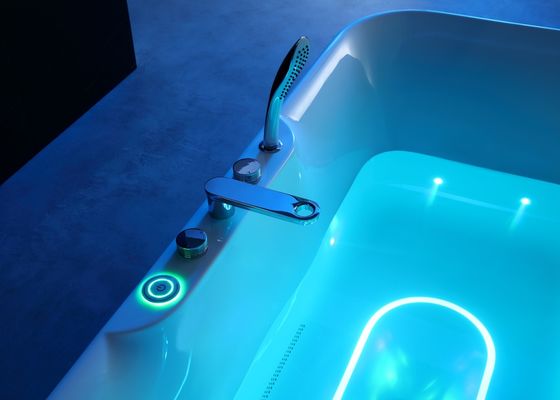 Une baignoire ergonomie à LED avec coussin intégré