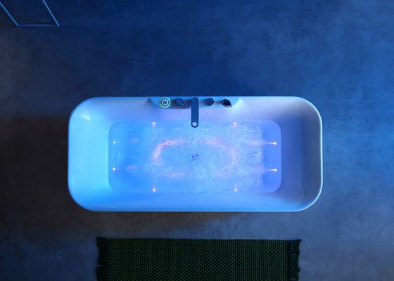 Une baignoire ergonomie à LED avec coussin intégré