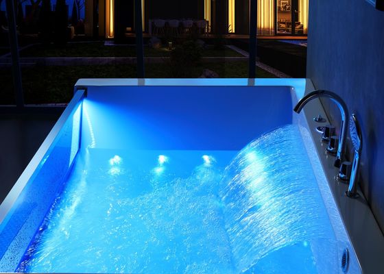 Une baignoire en verre LED avec fonction de massage pour 2 personnes
