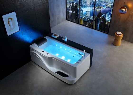 Une baignoire de massage spa luxueuse avec des marches de cascade