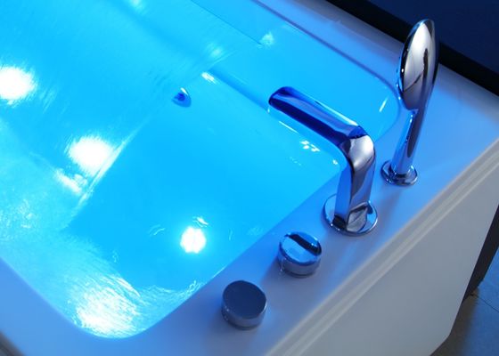 Une baignoire de massage spa luxueuse avec des marches de cascade