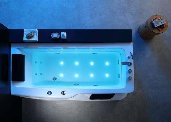 Une baignoire de massage spa luxueuse avec des marches de cascade