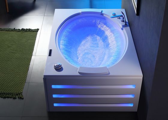 Une baignoire rectangulaire moderne avec cascade ovale et double baignoire