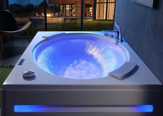 Une baignoire rectangulaire moderne avec cascade ovale et double baignoire