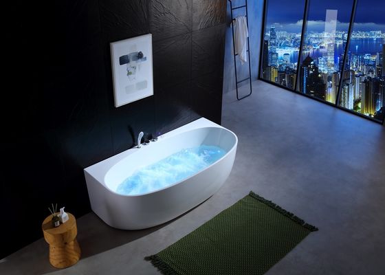 Une baignoire de massage à LED avec stérilisation à l' ozone et thérapie infrarouge