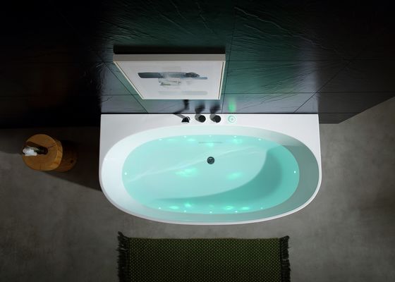 Une baignoire de massage à LED avec stérilisation à l' ozone et thérapie infrarouge