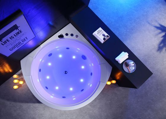 Cascade de Ladodo Corner Massage baignoire accentuée par une cascade circulaire