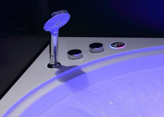 Cascade de Ladodo Corner Massage baignoire accentuée par une cascade circulaire