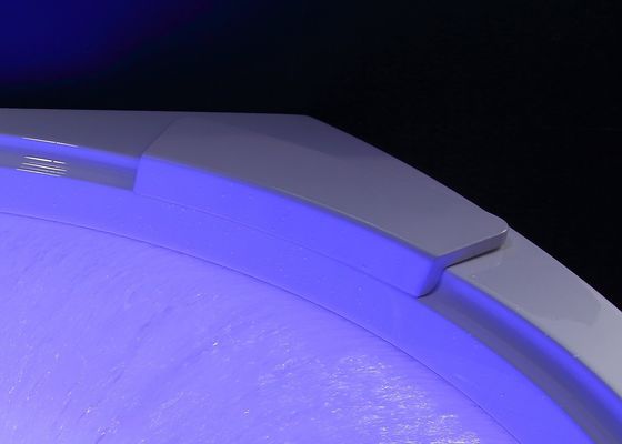 Cascade de Ladodo Corner Massage baignoire accentuée par une cascade circulaire