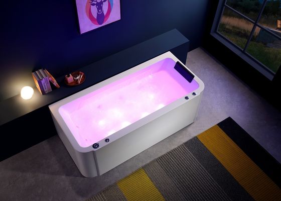 Une baignoire de massage avec tablier intégré et robinet de cascade en chrome autonome