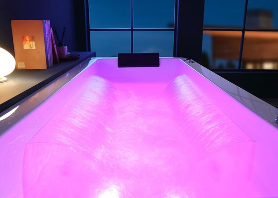 Une baignoire de massage avec tablier intégré et robinet de cascade en chrome autonome