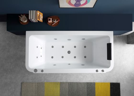Une baignoire de massage avec tablier intégré et robinet de cascade en chrome autonome