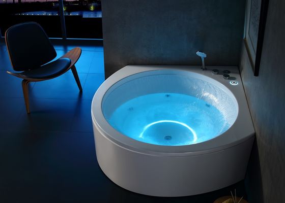 Une baignoire de massage en coin avec une lumière LED à musique de cascade