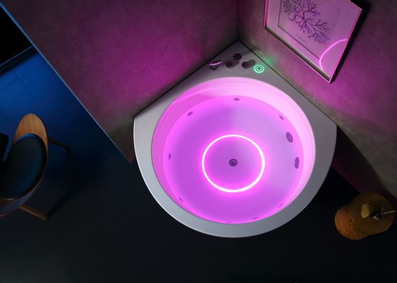 Une baignoire de massage en coin avec une lumière LED à musique de cascade