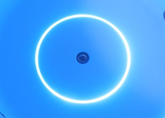 Une baignoire de massage en coin avec une lumière LED à musique de cascade