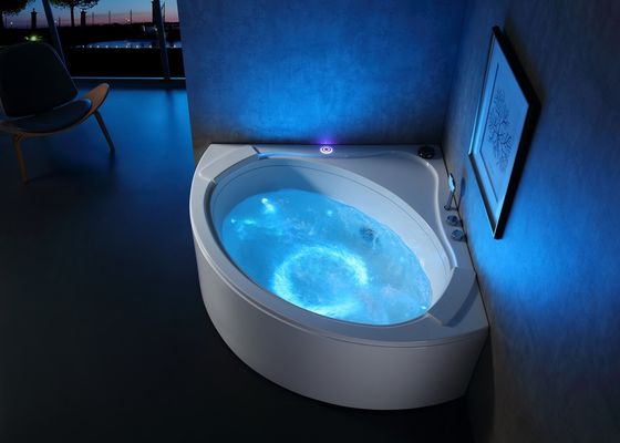 Une baignoire de massage en cascade avec système de débordement de type U