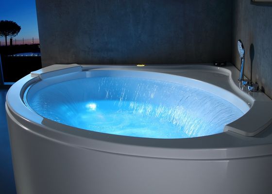 Une baignoire de massage en cascade avec système de débordement de type U