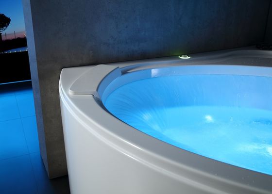 Une baignoire de massage en cascade avec système de débordement de type U
