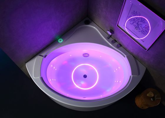Une baignoire de massage en cascade avec système de débordement de type U