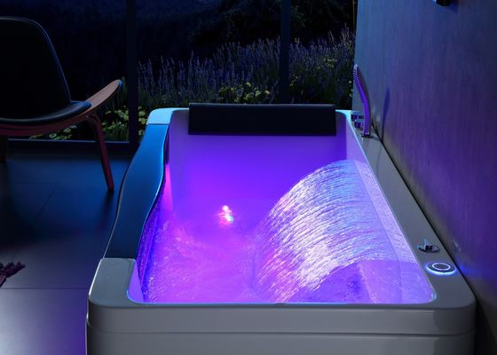 Une baignoire à bulles extérieure pour 3 personnes avec un verre LED avant et un bain profond