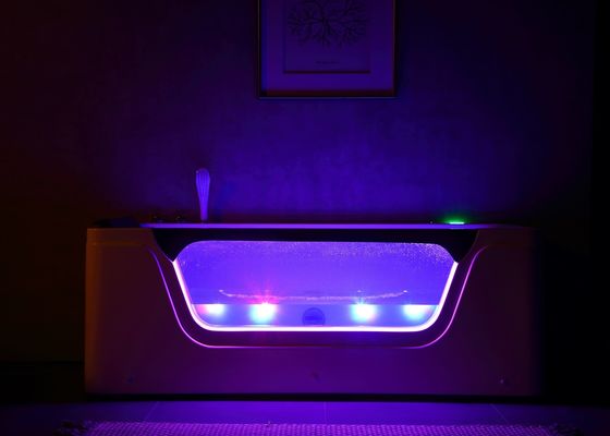 Une baignoire à bulles extérieure pour 3 personnes avec un verre LED avant et un bain profond