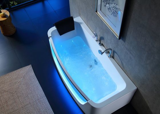 Une baignoire de massage pour 3 personnes avec porte en verre LED