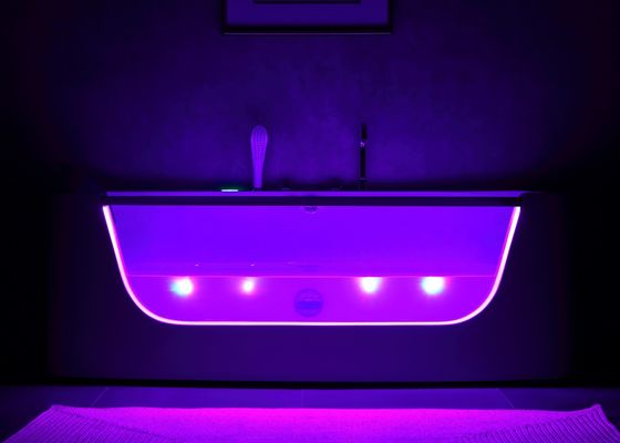 Une baignoire de massage pour 3 personnes avec porte en verre LED
