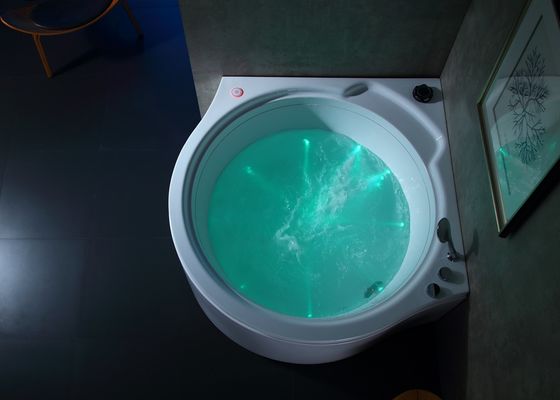 Une baignoire acrylique avec cascade circulaire