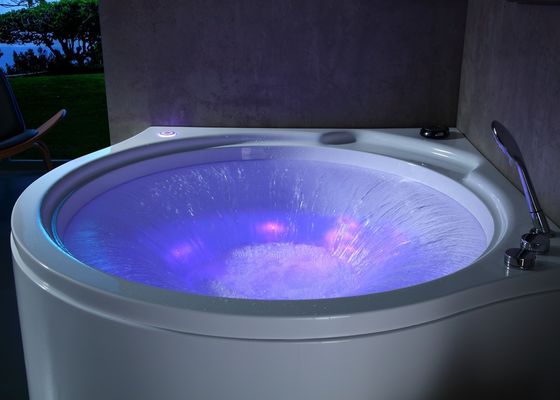 Une baignoire acrylique avec cascade circulaire