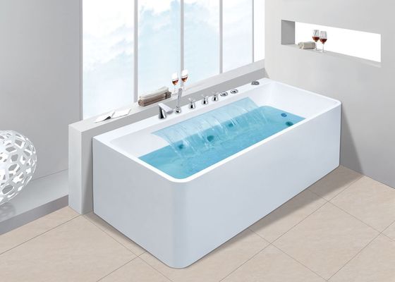 Une baignoire rectangulaire avec cascade