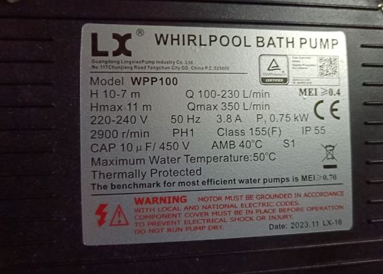 Une baignoire rectangulaire avec cascade