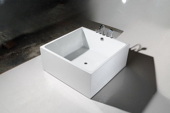 Une baignoire rectangulaire luxueuse et peu coûteuse avec un style contemporain
